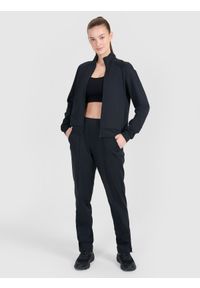 4f - 4F Bluza treningowa regular szybkoschnąca damska - czarna XL. Typ kołnierza: kołnierzyk stójkowy, bez kaptura. Kolor: czarny. Materiał: tkanina, dzianina, materiał, syntetyk, włókno. Długość rękawa: raglanowy rękaw. Wzór: gładki, ze splotem. Styl: klasyczny, sportowy. Sport: fitness