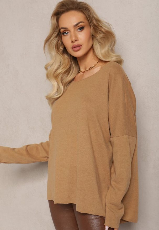 Renee - Ciemnobeżowy Sweter o Luźnym Kroju Adaoma. Kolor: beżowy. Materiał: tkanina, dzianina. Wzór: gładki