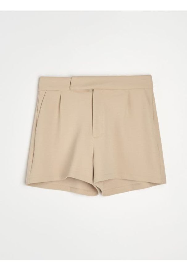 Sinsay - Eleganckie szorty z kieszeniami na zamek - kremowy. Kolor: kremowy. Styl: elegancki