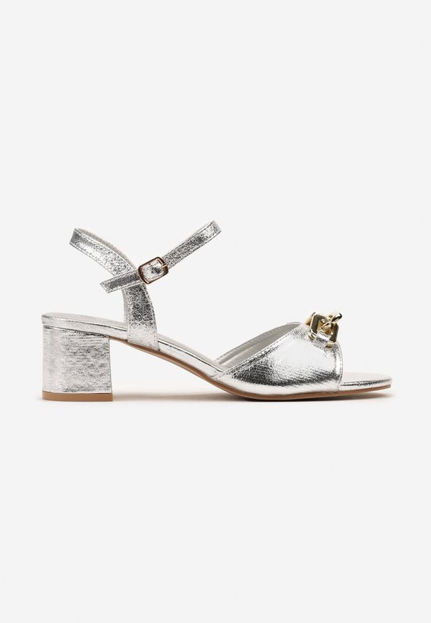 Renee - Srebrne Sandały ze Sprzączką i Ozdobnym Łańcuchem na Froncie Bahdsa. Nosek buta: otwarty. Zapięcie: sprzączka. Kolor: srebrny. Materiał: skóra. Sezon: lato. Obcas: na obcasie. Wysokość obcasa: średni