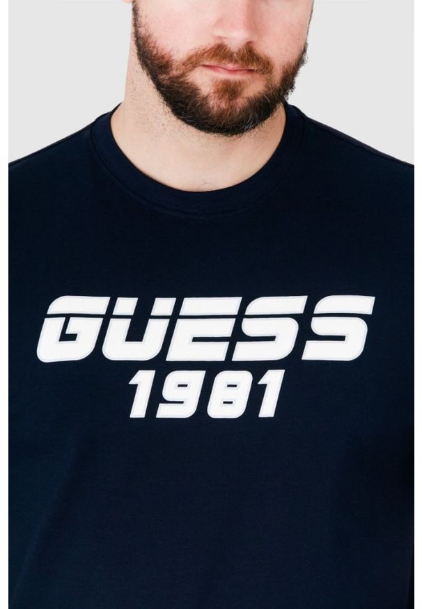 Guess - GUESS Granatowy t-shirt męski z odblaskowym logo. Kolor: niebieski
