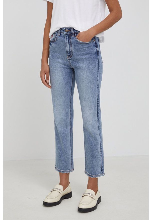 Desigual jeansy 22SWDD01 damskie high waist. Stan: podwyższony. Kolor: niebieski