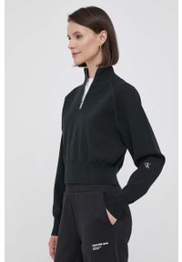 Calvin Klein Jeans sweter damski kolor czarny lekki z golfem. Typ kołnierza: golf. Kolor: czarny. Materiał: dzianina, prążkowany. Długość rękawa: raglanowy rękaw. Długość: krótkie