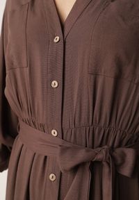 Born2be - Brązowa Bawełniana Sukienka Koszulowa z Paskiem i Regulowanymi Rękawami Sadevia. Okazja: do pracy, na co dzień, na spotkanie biznesowe, na spacer. Kolor: brązowy. Materiał: bawełna. Typ sukienki: koszulowe. Styl: elegancki, biznesowy, klasyczny, casual. Długość: midi #4