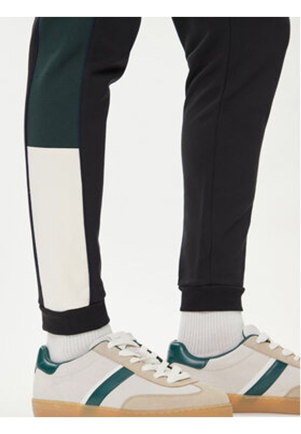 Lacoste Spodnie dresowe XH5923 Czarny Regular Fit. Kolor: czarny. Materiał: bawełna