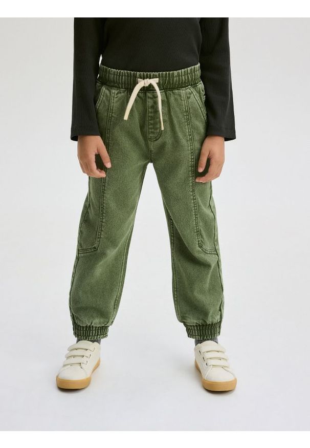 Reserved - Elastyczne jeansy jogger - zielony. Kolor: zielony