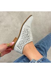 Białe ażurowe skórzane półbuty damskie Cambell 19386. Okazja: na co dzień. Nosek buta: okrągły. Kolor: biały. Szerokość cholewki: normalna. Wzór: ażurowy. Materiał: skóra. Sezon: wiosna, lato. Obcas: na obcasie. Styl: elegancki, klasyczny, casual #1