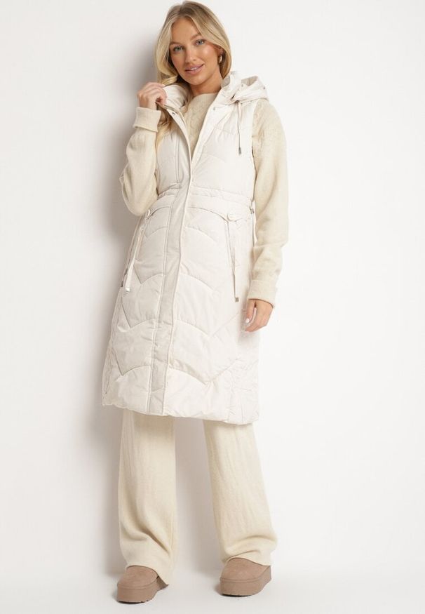 Born2be - Jasnobeżowa Pikowana Kamizelka z Odpinanym Kapturem Ściągana w Pasie Asintea. Kolor: beżowy. Materiał: tkanina, jeans. Styl: elegancki