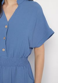 Born2be - Granatowy Kombinezon z Wiskozy z Gumką w Talii i Dekoltem w Serek z Guzikami Nisella. Okazja: na co dzień. Kolor: niebieski. Materiał: wiskoza. Długość rękawa: krótki rękaw. Długość: krótkie. Styl: elegancki, casual #3