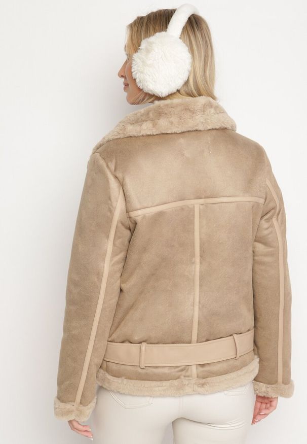 Born2be - Beżowa Kurtka Pilotka z Asymetrycznym Zapięciem i Futerkiem Simuna. Okazja: na co dzień. Kolor: beżowy. Materiał: futro. Sezon: zima, jesień. Styl: klasyczny, casual, elegancki