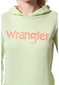 Wrangler - BLUZA WRANGLER DAMSKA RETRO KABEL HDY PASTEL GREEN W600RICUG. Typ kołnierza: kaptur. Kolor: zielony. Wzór: nadruk. Styl: retro #4