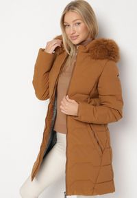 Born2be - Brązowa Taliowana Kurtka z Pikowanymi Przeszyciami i Kapturem z Futrem Mundria. Okazja: na co dzień. Kolor: brązowy. Materiał: futro. Styl: klasyczny, casual, elegancki #2