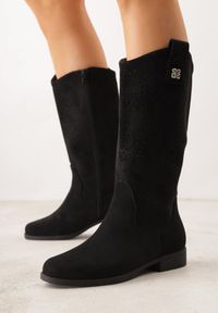 Born2be - Czarne Botki Typu Kowbojki Ażurowe Ozdobione Metaliczną Aplikacją Iomosa. Okazja: na co dzień, do pracy. Kolor: czarny. Materiał: prążkowany, skóra. Wzór: ażurowy, aplikacja. Styl: casual, elegancki #1