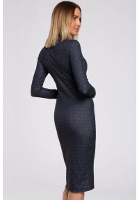 Sukienki.shop - Dzianinowa sukienka midi dopasowana tuba we wzory. Okazja: na co dzień, na spotkanie biznesowe. Typ kołnierza: kołnierzyk stójkowy, golf. Kolor: czerwony. Wzór: nadruk, aplikacja, kwiaty. Typ sukienki: dopasowane, proste. Materiał: dzianina. Długość rękawa: długi rękaw. Styl: casual, elegancki, klasyczny, biznesowy. Długość: midi #2