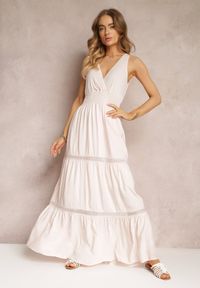 Renee - Jasnoróżowa Sukienka Corisis. Kolor: różowy. Materiał: materiał. Długość rękawa: na ramiączkach. Wzór: ażurowy. Typ sukienki: kopertowe. Długość: maxi