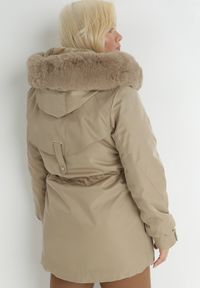 Born2be - Beżowa Kurtka Parka Nylonowa Deseyi. Okazja: na spacer. Kolekcja: plus size. Kolor: beżowy. Materiał: nylon. Sezon: zima. Styl: klasyczny, elegancki #5