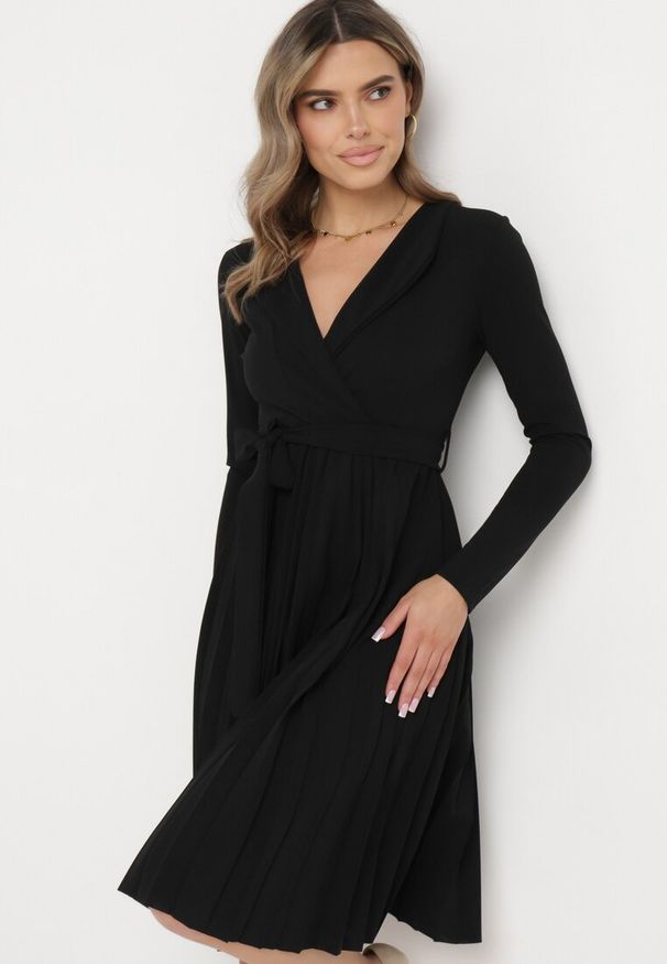 Born2be - Czarna Midi Sukienka z Plisowanym Dołem i Kopertowym Dekoltem z Materiałowym Paskiem Obebba. Kolor: czarny. Materiał: materiał. Typ sukienki: kopertowe. Styl: elegancki. Długość: midi