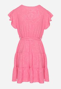 Born2be - Fuksjowa Kopertowa Sukienka Ozdobiona Falbanami i Paskiem Liliessa. Okazja: na co dzień. Typ kołnierza: dekolt w kształcie V. Kolor: różowy. Wzór: aplikacja. Typ sukienki: kopertowe. Styl: elegancki, casual, klasyczny #5