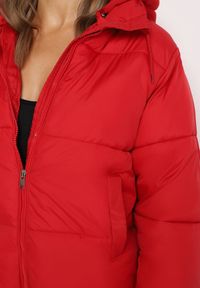 Born2be - Czerwona Pikowana Kurtka z Kapturem Mivuna. Okazja: na co dzień. Typ kołnierza: kaptur. Kolor: czerwony. Materiał: jeans. Długość: krótkie. Styl: casual #3