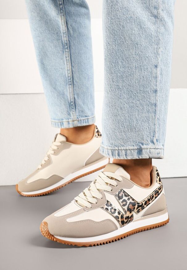 Renee - Panterkowe Sneakersy z Geometrycznym Wzorem i Metaliczną Wstawką Zolio. Okazja: na co dzień. Zapięcie: sznurówki. Materiał: jeans. Wzór: geometria