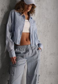Renee - Niebieska Oversizowa Koszula z Bawełny w Pionowe Paseczki z Gumką Kadink. Okazja: na co dzień. Typ kołnierza: kołnierzyk klasyczny. Kolor: niebieski. Materiał: bawełna. Wzór: paski. Styl: casual, elegancki, klasyczny #1