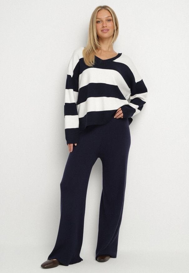 Born2be - Granatowy Dzianinowy Komplet Szerokie Spodnie i Sweter w Paski Falesea. Kolor: niebieski. Materiał: dzianina. Wzór: paski