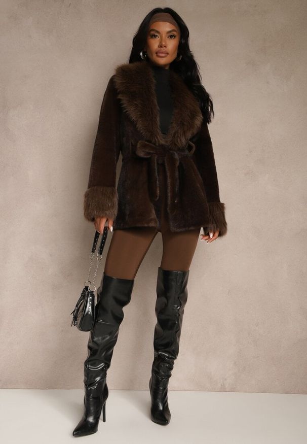 Renee - Brązowa Kurtka Futerko z Wiązanym Paskiem i Szerokim Kołnierzem Coverra. Okazja: na co dzień. Kolor: brązowy. Materiał: futro. Wzór: nadruk. Styl: casual