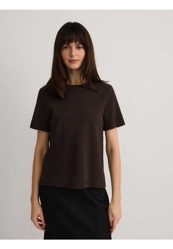 Reserved - T-shirt regular z merceryzowanej bawełny - brązowy. Kolor: brązowy. Materiał: bawełna