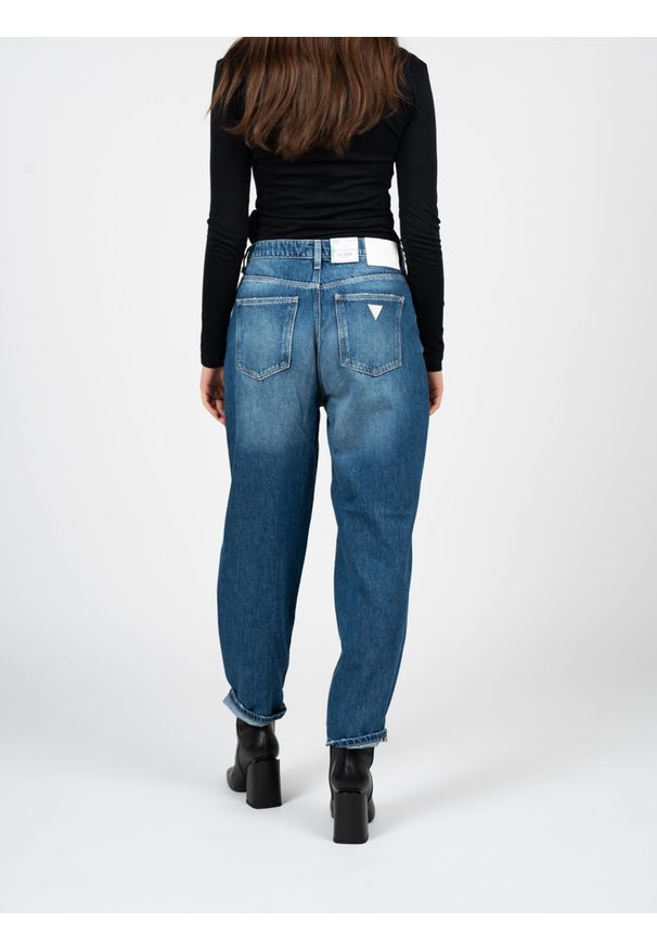 Guess Jeansy Mom Fit | W2RA21D3Y0V | Kobieta | Niebieski. Okazja: na co dzień. Stan: podwyższony. Kolor: niebieski. Długość: do kostek. Wzór: aplikacja. Styl: vintage, retro, elegancki, casual