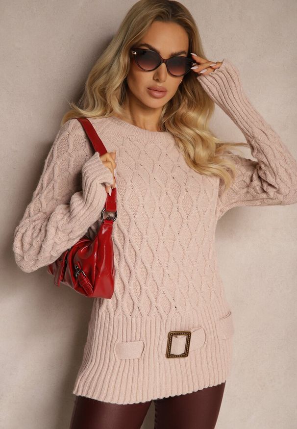 Renee - Jasnoróżowy Sweter w Delikatny Splot z Ozdobną Klamrą i Paskiem na Dole Rievea. Okazja: do pracy. Kolor: różowy. Materiał: jeans. Długość rękawa: długi rękaw. Długość: długie. Wzór: ze splotem. Styl: elegancki