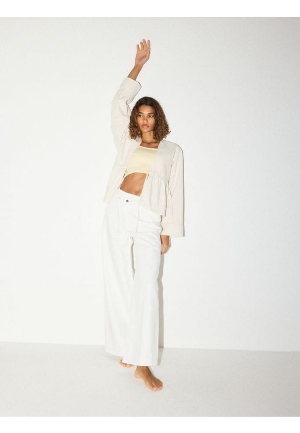 Reserved - Jeansy baggy - biały. Kolor: biały