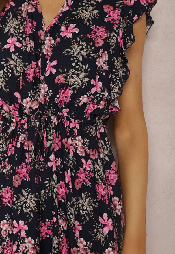 Renee - Granatowa Sukienka z Wiskozy Philameia. Okazja: na co dzień. Typ kołnierza: kołnierz z falbankami. Kolor: niebieski. Materiał: wiskoza. Wzór: aplikacja, kwiaty. Sezon: lato. Styl: casual. Długość: mini