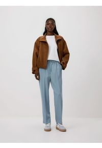 Reserved - Spodnie z kantem - jasnoniebieski. Kolor: niebieski. Materiał: tkanina, wiskoza