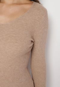 Born2be - Ciemnobeżowy Sweter Prążkowany z Trójkątnym Dekoltem Vorila. Okazja: na co dzień. Kolor: beżowy. Materiał: prążkowany. Styl: casual, elegancki #5