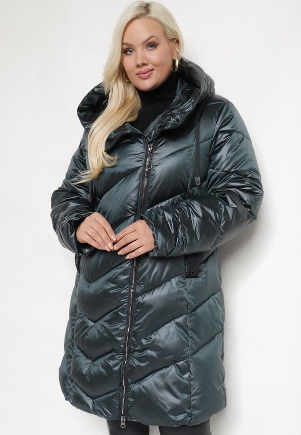 Born2be - Ciemnozielona Pikowana Kurtka z Kapturem i Kieszeniami na Napy Inasia. Okazja: na co dzień. Typ kołnierza: kaptur. Kolor: zielony. Materiał: jeans. Styl: elegancki, casual