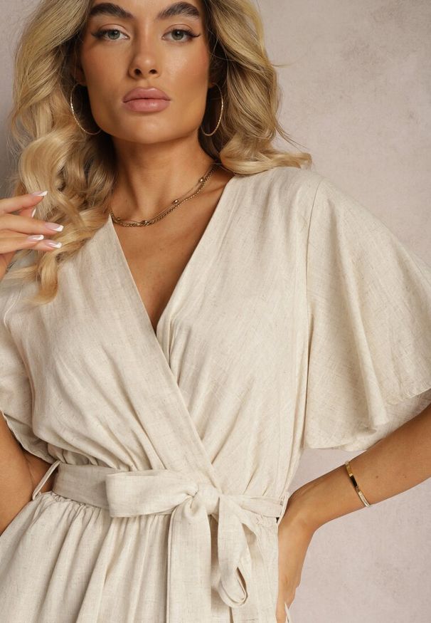 Renee - Beżowy Kopertowy Kombinezon z Bawełny Wiązany w Talii Materiałowym Paskiem Vikly. Okazja: na co dzień. Kolor: beżowy. Materiał: bawełna, materiał. Styl: casual, elegancki