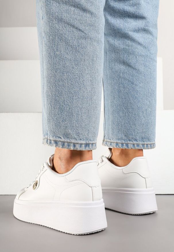 Renee - Białe Sneakersy na Grubej Podeszwie z Metalowym Detalem Aelippa. Zapięcie: sznurówki. Kolor: biały. Materiał: jeans. Wzór: aplikacja