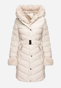 Born2be - Jasnobeżowa Pikowana Kurtka Zimowa z Paskiem i Futerkowymi Obszyciami z Możliwością Odpięcia Hedirra. Okazja: na co dzień. Kolor: beżowy. Materiał: jeans. Sezon: zima. Styl: casual, elegancki #7