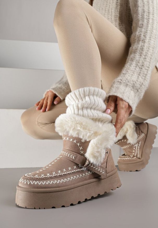 Renee - Ciemnobeżowe Śniegowce na Platformie z Futerkiem i Haftowanym Wzorem Celatusa. Okazja: na co dzień. Kolor: beżowy. Materiał: futro. Wzór: haft. Sezon: zima. Obcas: na platformie. Styl: casual
