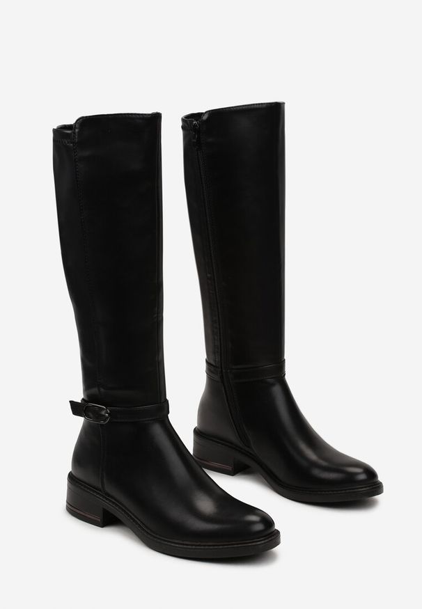 Renee - Czarne Kozaki na Płaskim Obcasie Muszkieterki z Klamrą Callela. Zapięcie: klamry. Kolor: czarny. Obcas: na obcasie. Wysokość obcasa: niski