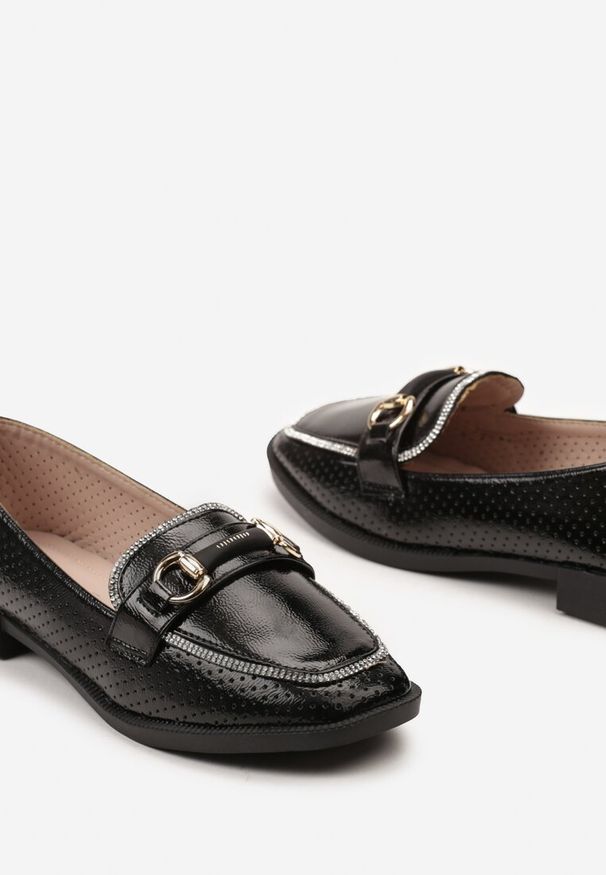 Renee - Czarne Półbuty w Stylu Loafersów z Perforacją Drobnymi Cyrkoniami i Klamrą Keryth. Okazja: na co dzień. Nosek buta: okrągły. Zapięcie: klamry. Kolor: czarny. Materiał: jedwab, materiał, bawełna, len. Wzór: aplikacja. Obcas: na płaskiej podeszwie. Styl: elegancki, casual