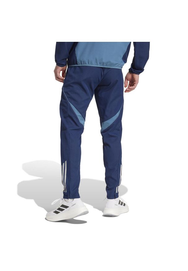 Adidas - Spodnie dresowe Prematch Arsenal 2025/26. Kolor: niebieski. Materiał: dresówka. Sport: piłka nożna