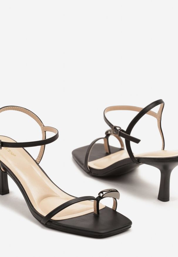 Renee - Czarne Sandały Typu Japonki Vices na Obcasie Zdobione Aplikacją Ciariviona. Kolor: czarny. Wzór: aplikacja. Sezon: lato. Obcas: na obcasie. Styl: elegancki. Wysokość obcasa: średni