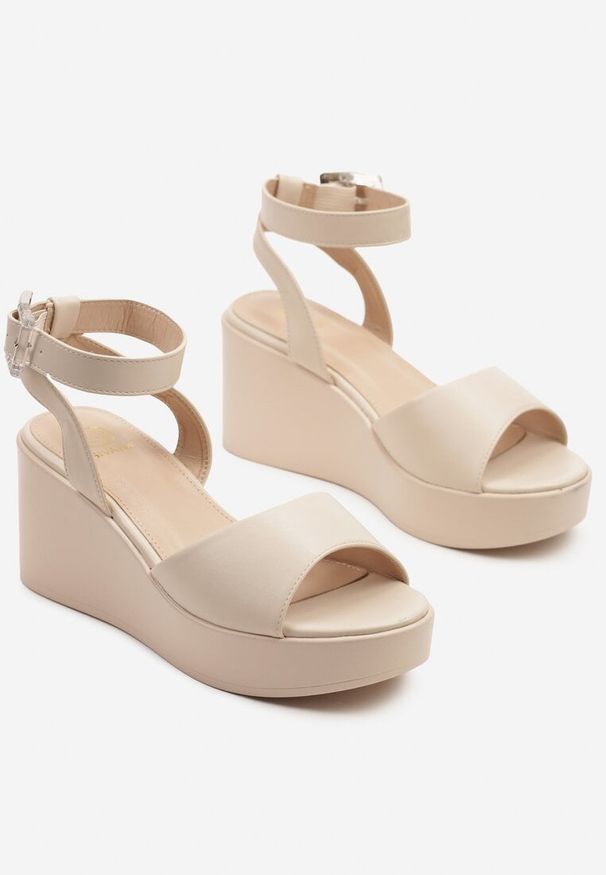 Renee - Beżowe Basicowe Sandały na Platformie i Koturnie Ediviella. Okazja: na co dzień. Zapięcie: sprzączka. Kolor: beżowy. Obcas: na koturnie. Styl: casual