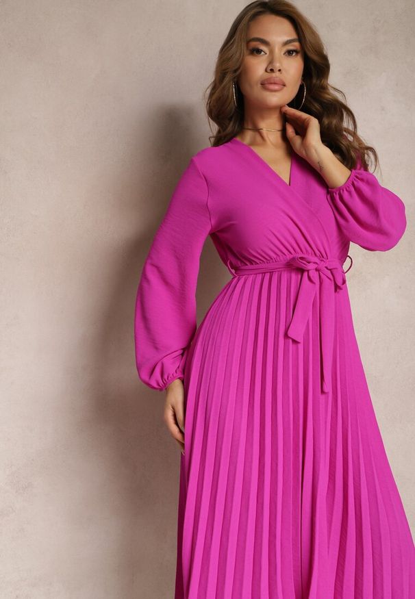 Renee - Fuksjowa Sukienka Phloroe. Typ kołnierza: dekolt w kształcie V. Kolor: różowy. Długość rękawa: długi rękaw. Typ sukienki: kopertowe. Długość: midi