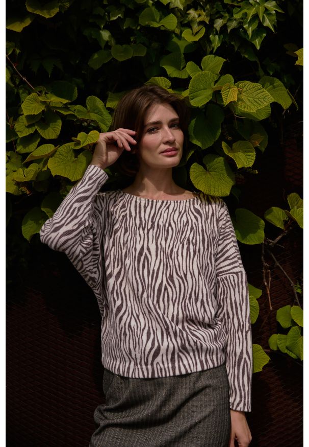 MOODO - Bluza w zwierzęcy wzór beżowa. Kolor: beżowy. Materiał: wiskoza, poliester, elastan. Wzór: motyw zwierzęcy