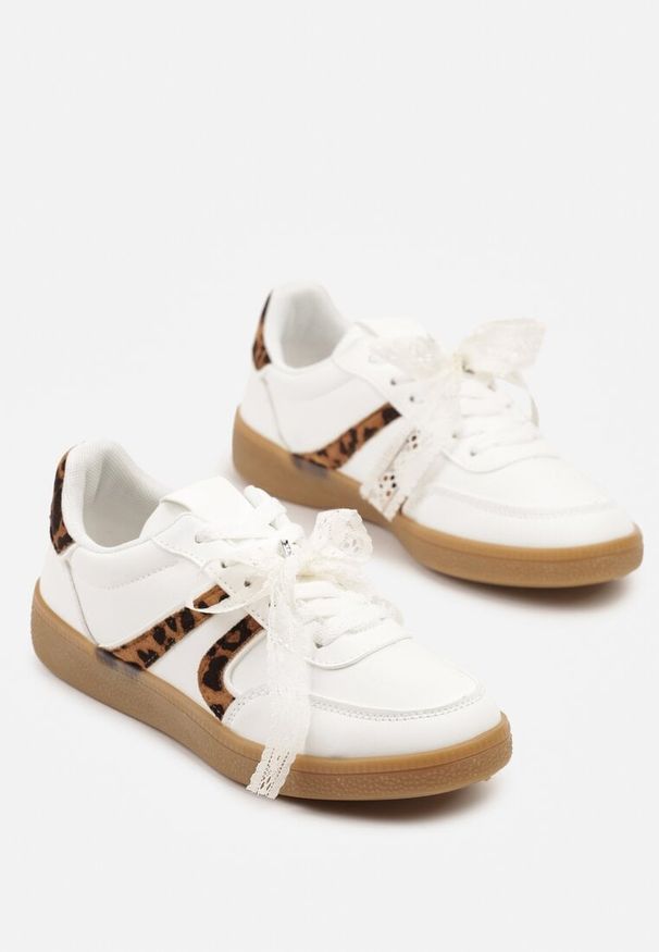 Born2be - Białe Sneakersy w Stylu Klasycznych Tenisówek z Odpinaną Kokardką Korimarela. Okazja: na co dzień. Kolor: biały. Materiał: jeans