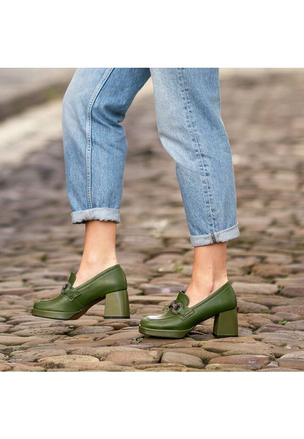 Zielone Półbuty Karino Eleganckie Skórzane Buty Na Obcasie. Kolor: zielony. Materiał: skóra. Szerokość cholewki: normalna. Obcas: na obcasie. Styl: elegancki. Wysokość obcasa: średni