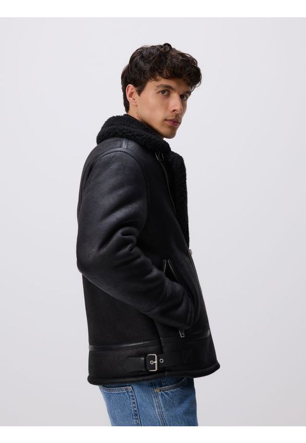 Reserved - Kurtka z kołnierzem - czarny. Kolor: czarny. Materiał: tkanina. Wzór: gładki