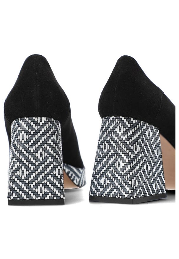 Czarne Półbuty Armodo Damskie Eleganckie Buty. Okazja: na randkę. Zapięcie: bez zapięcia. Kolor: czarny. Szerokość cholewki: normalna. Wzór: geometria. Materiał: zamsz, skóra. Sezon: wiosna. Obcas: na obcasie, na słupku. Styl: elegancki. Wysokość obcasa: średni